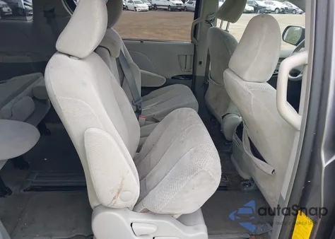 2013 Toyota Sienna Le V6 8 Passenger z USA, uszkodzony, nr VIN 5TDKK3DC7DS324011